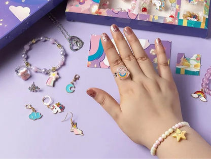 Verstellbares Armband mit bunten Einhorn-Anhängern am Handgelenk eines Kindes