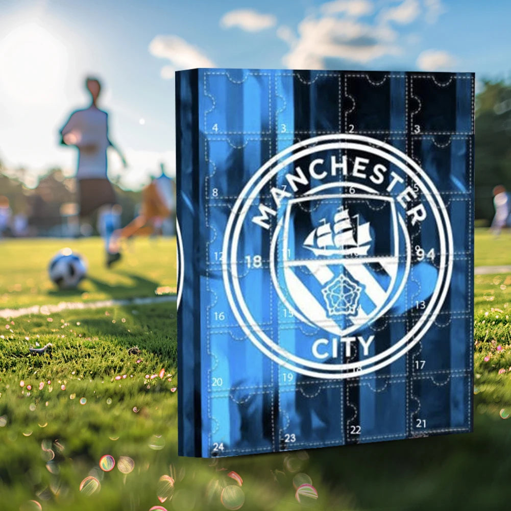 Manchester City Adventskalender 2025 – Für echte Citizens auf einem Fußballfeld platziert, umgeben von sportlicher Atmosphäre.