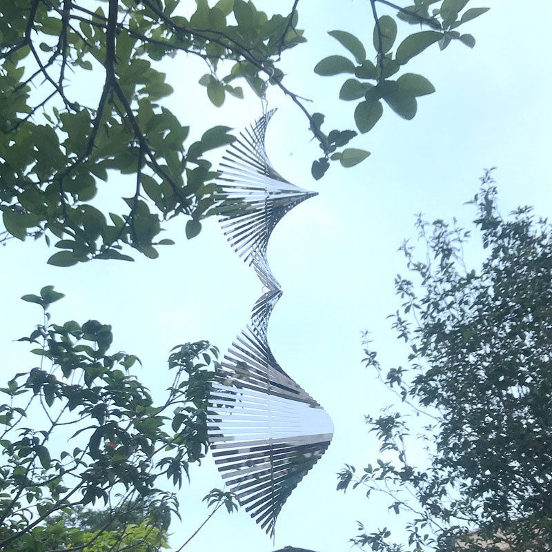 Windspiel hängend silber – Rotierendes Metall Windrad Spiegelglanz zwischen Bäumen