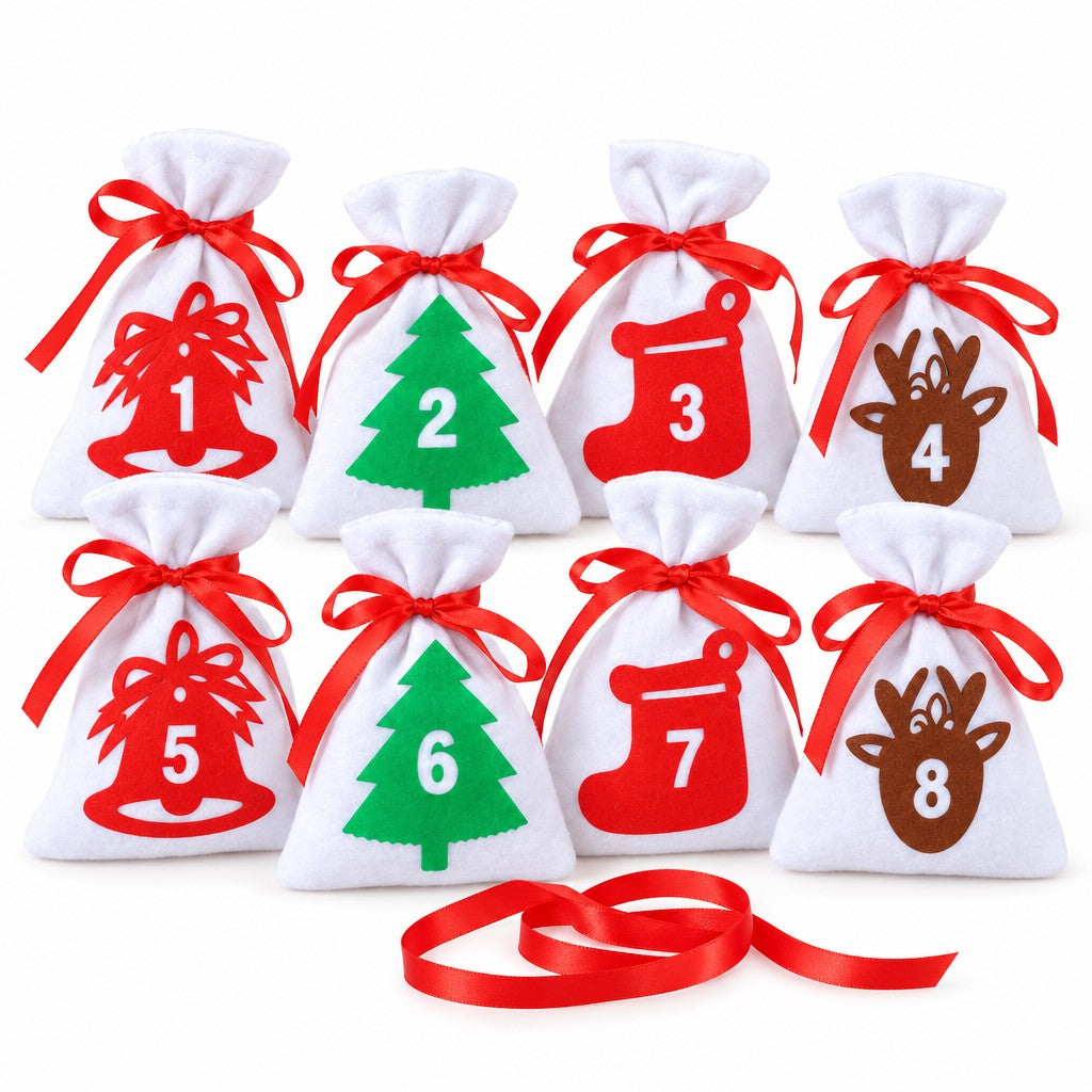 Filzsäckchen-Adventskalender: weisse Säckchen mit roter Schleife, Glocke, Tanne, Stiefel und Rentierkopf aus Filz