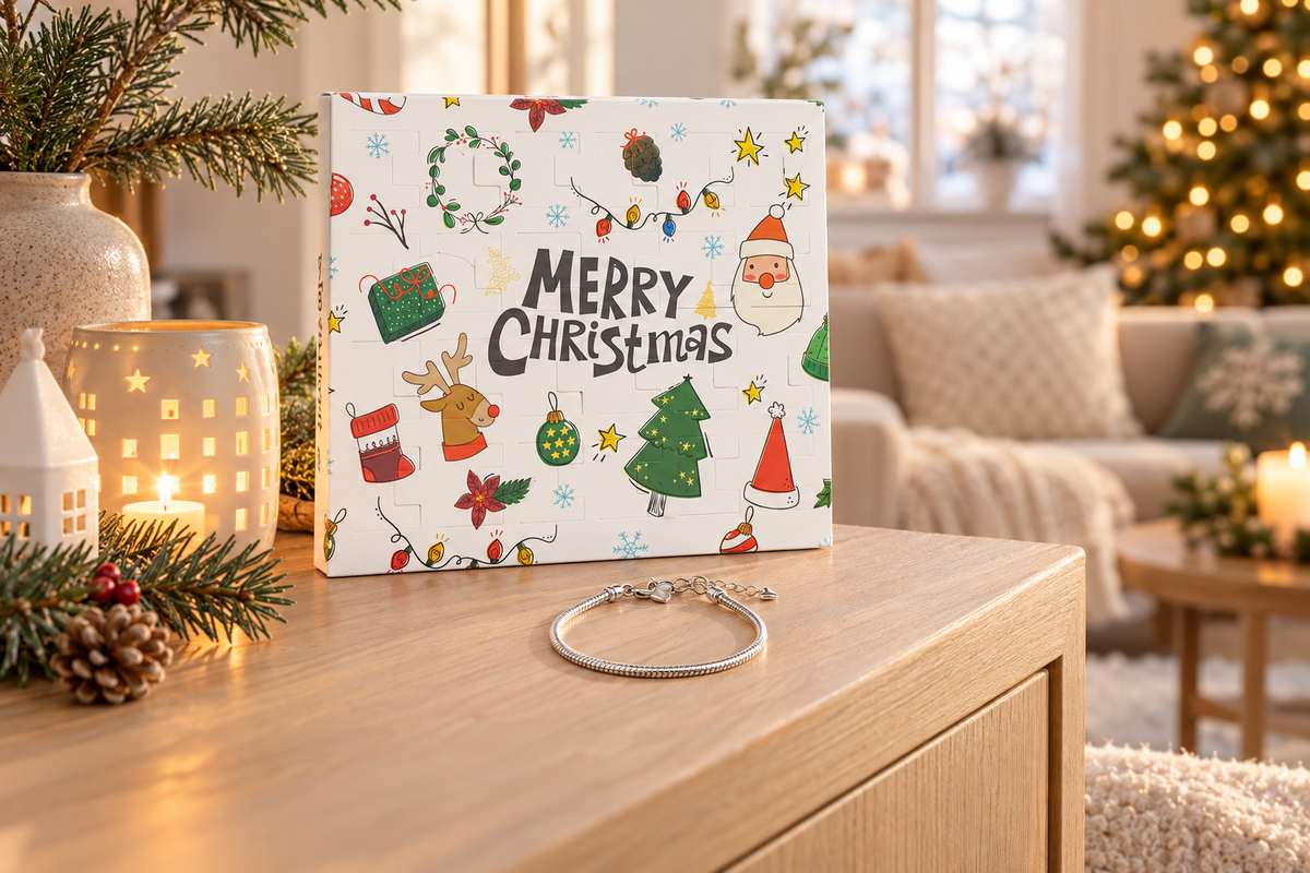 Merry-Christmas-Box aufrecht an einer Vase auf der Kommode, davor ein schlichtes silbernes Armband