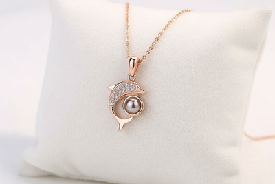 Schöne Ich Liebe Dich Halskette Delfin 100 Sprachen, die Liebe in symbolischer Form darstellt, ideal für Geschenke.