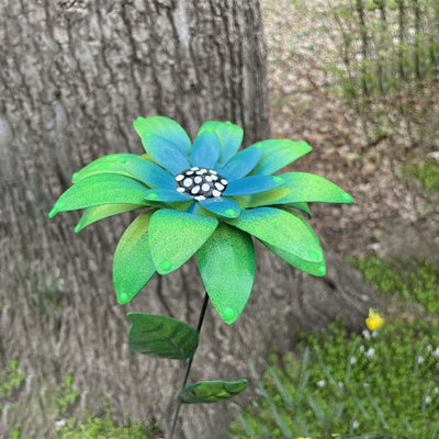 Grüner Gartenstecker Metall mit filigranem Blumen-Design aus Schmiedeeisen im Blumenbeet
