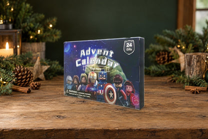 Adventskalender mit Klemmbaustein-Helden auf dunklem Holztisch mit Tannenzweigen und Zimtstangen