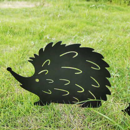 Kleine Igel-Gartenstecker aus Schmiedeeisen im Blumenbeet — herzige Gartendeko für Tierfreunde