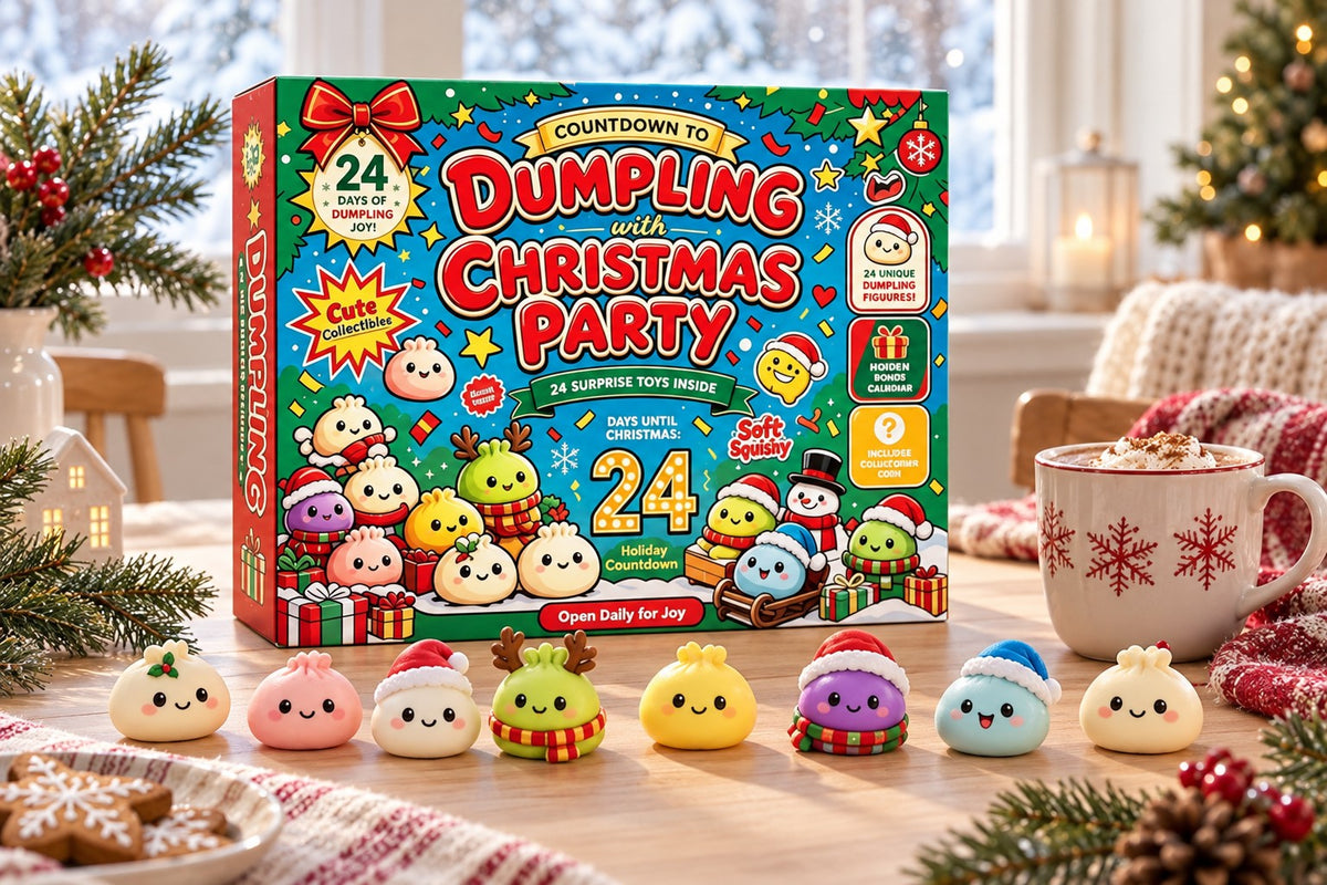 Dumpling Adventskalender Weihnachtsparty: Box mit Dumpling-Figuren, davor acht Squishies mit Mützen, Schal und Geweih