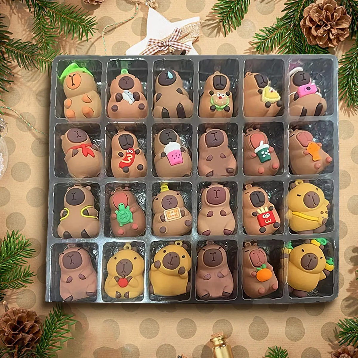 Nahaufnahme der 24 kleinen 3D-Capybara-Figuren mit Mütze, Halstuch und weiteren Accessoires