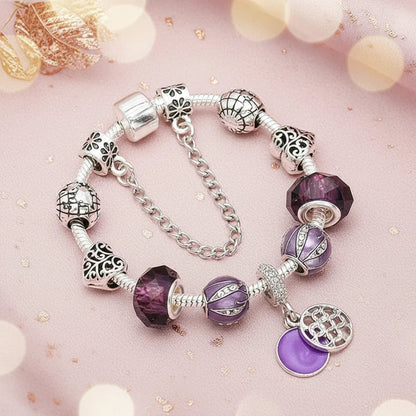 Charm-Armband Violett-Zauber mit lila Kristallperlen, filigranen silberfarbenen Charms und rundem violettem Anhänger