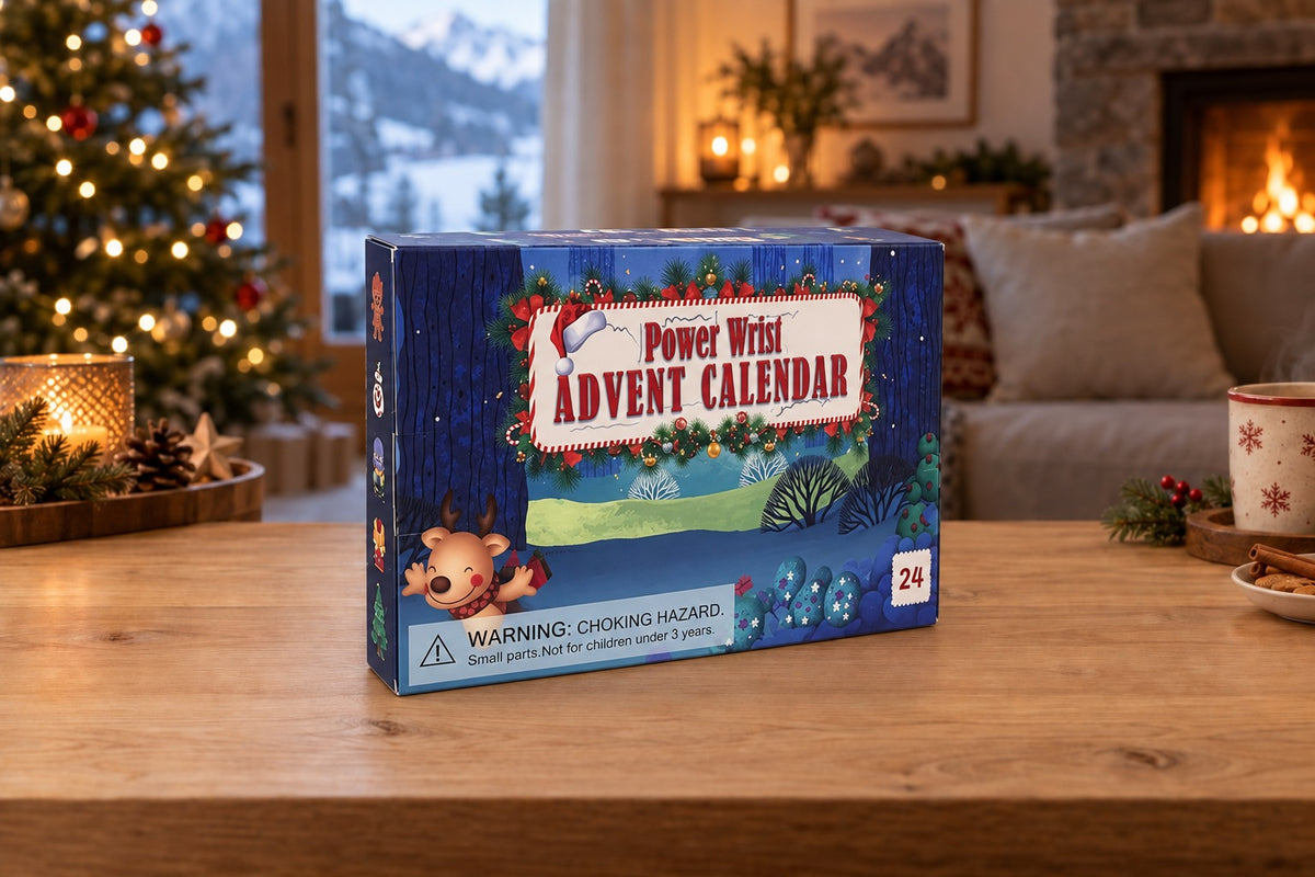 Power-Wrist-Kalender auf einem Holztisch im Wohnzimmer, hinten Christbaum und Kaminfeuer