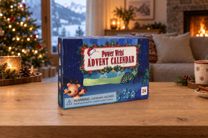 Power-Wrist-Kalender auf einem Holztisch im Wohnzimmer, hinten Christbaum und Kaminfeuer