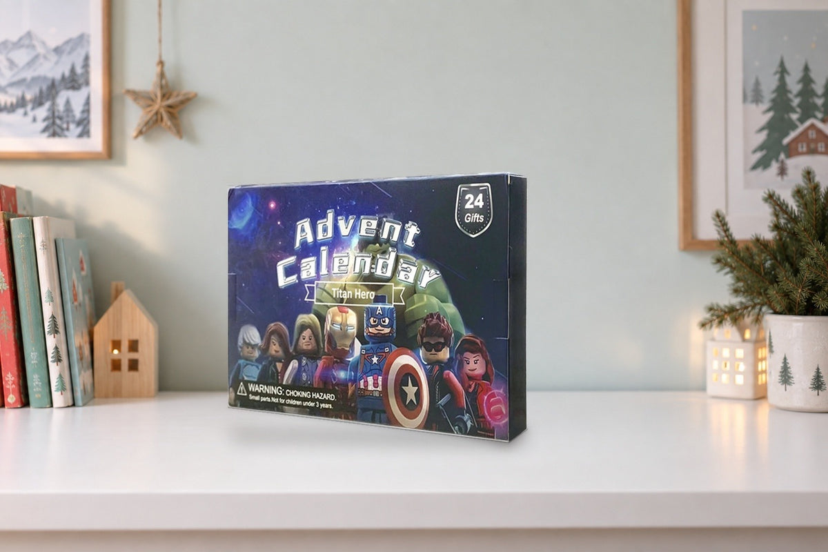 Chibi-Superhelden-Kalender im weissen Wandregal im Kinderzimmer zwischen Kinderbüchern und Holzhäuschen