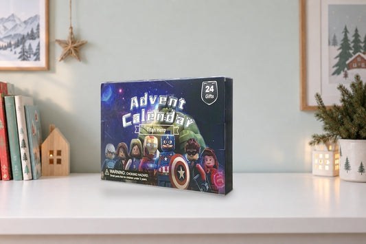Chibi-Superhelden-Kalender im weissen Wandregal im Kinderzimmer zwischen Kinderbüchern und Holzhäuschen