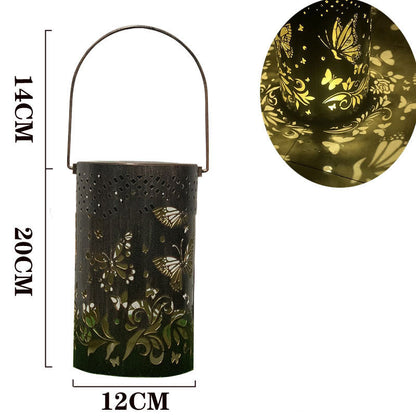 Solar Schmetterling Lampe leuchtet warm zwischen Sommerblumen und Stauden im Garten