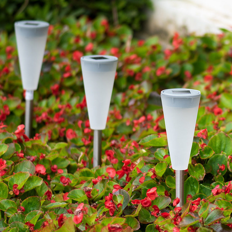 Wetterfeste Solarlaterne IP65 mit kabelloser LED-Beleuchtung entlang eines Gartenwegs