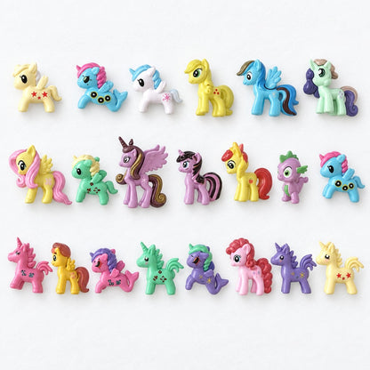 Inhalt: bunte Pony- und Einhorn-Figuren nebeneinander auf weissem Untergrund