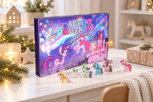 Einhorn Adventskalender auf dem Kinderschreibtisch, davor kleine Pony-Figuren in Pastellfarben