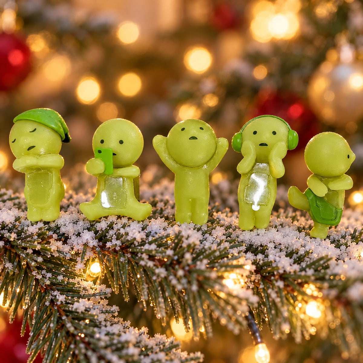Engel Minifiguren am verschneiten Tannenzweig