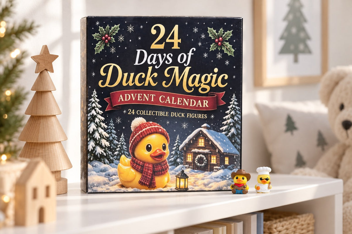Enten Adventskalender für Kinder im Regal im Kinderzimmer, davor eine Cowboy-Ente und eine Koch-Ente aus Kunststoff