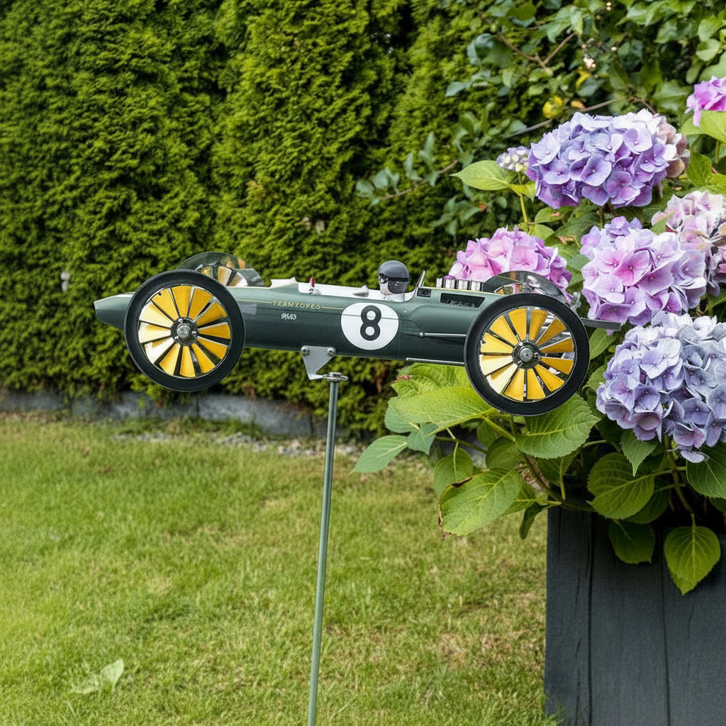 Oldtimer Rennwagen Gartenstecker grün – Metall Windrad Nr. 8 vor grüner Hecke