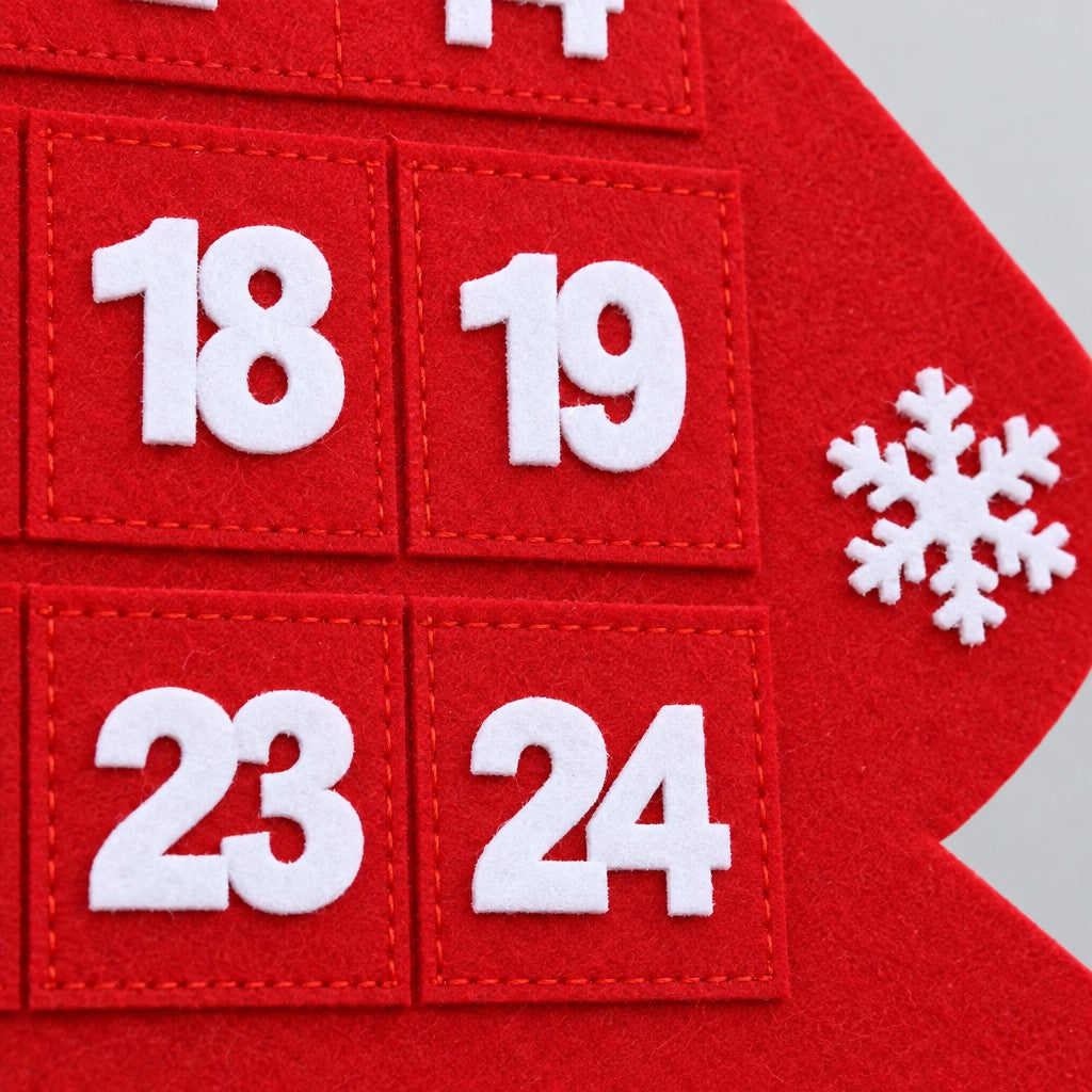 Nahaufnahme der Filztaschen mit den Zahlen 18, 19, 23 und 24 und einer weissen Filz-Schneeflocke