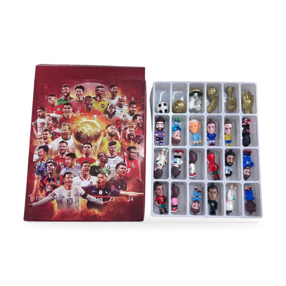 Adventskalender Fussball-Figuren: rote Box mit Spieler-Collage neben dem Einsatz mit 24 Figuren, Pokal und goldenem Schuh