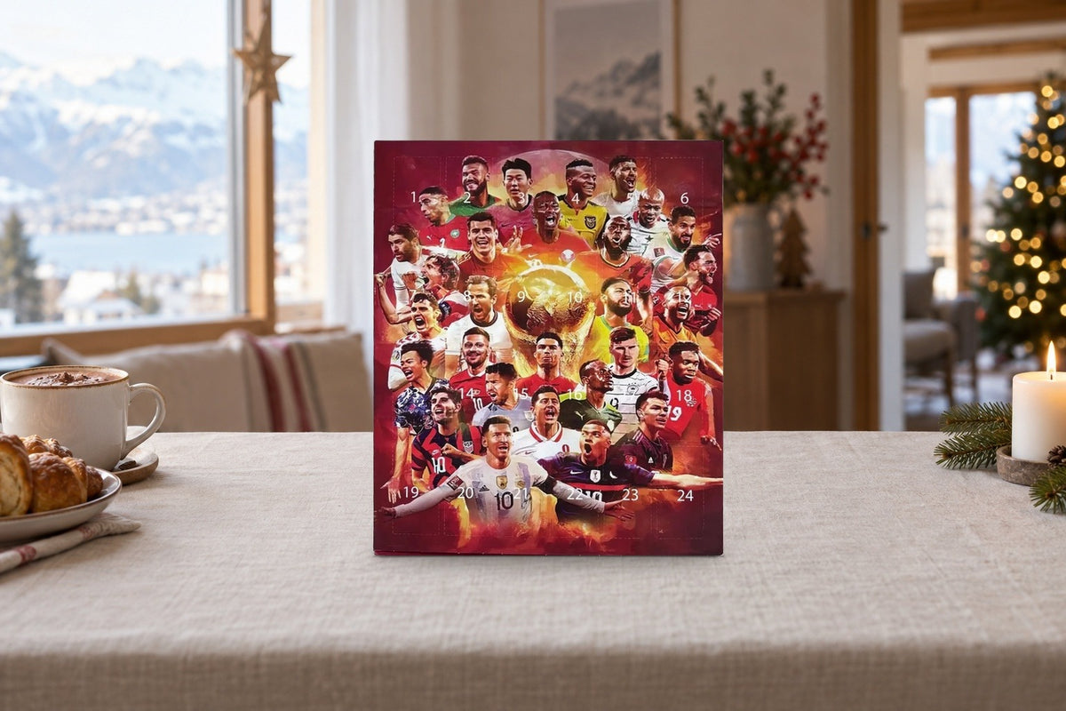 Fussballfans starten in den Advent: Kalender mit Spielermotiv auf dem Frühstückstisch neben Kakao und Gipfeli