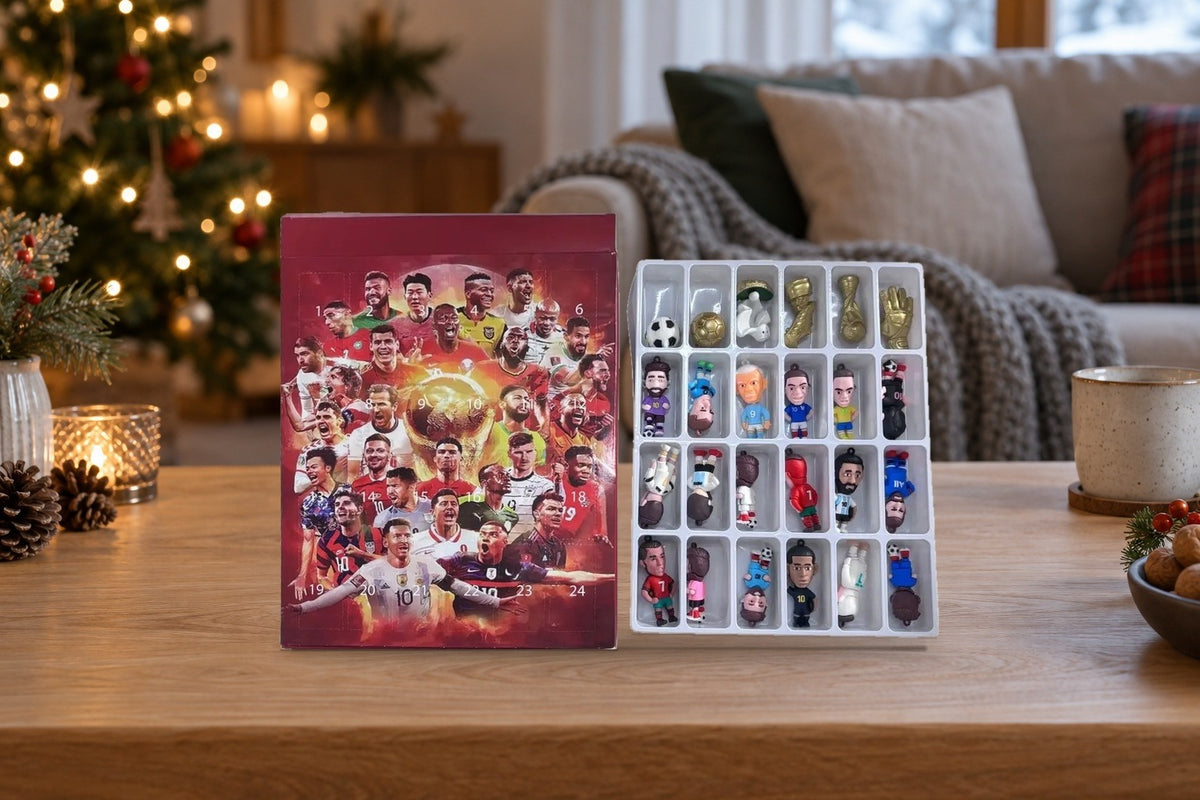Fussball-Adventskalender mit herausgenommenem Figuren-Einsatz auf dem Couchtisch im weihnachtlichen Wohnzimmer