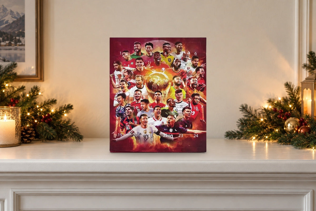 Roter Fussball-Adventskalender mit nummerierten Türchen 1 bis 24 auf einem weissen Kaminsims zwischen Tannengirlanden