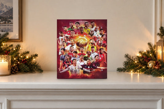 Roter Fussball-Adventskalender mit nummerierten Türchen 1 bis 24 auf einem weissen Kaminsims zwischen Tannengirlanden