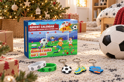 Fussball Adventskalender im Kinderzimmer neben einem Fussball, davor Armbänder und Schlüsselanhänger