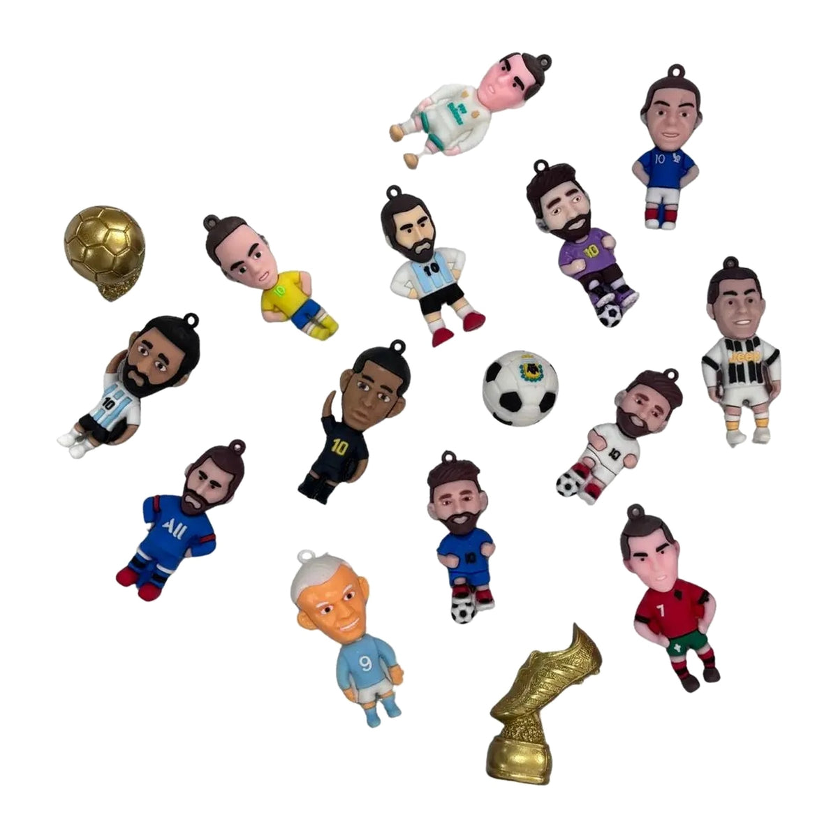 Fussballer-Minifiguren mit Aufhänge-Öse, Ball und goldenem Schuh aus dem Fussball-Adventskalender in der Nahansicht