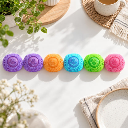 6 Fuzz Ball Squishies mit Smiley in einer Reihe