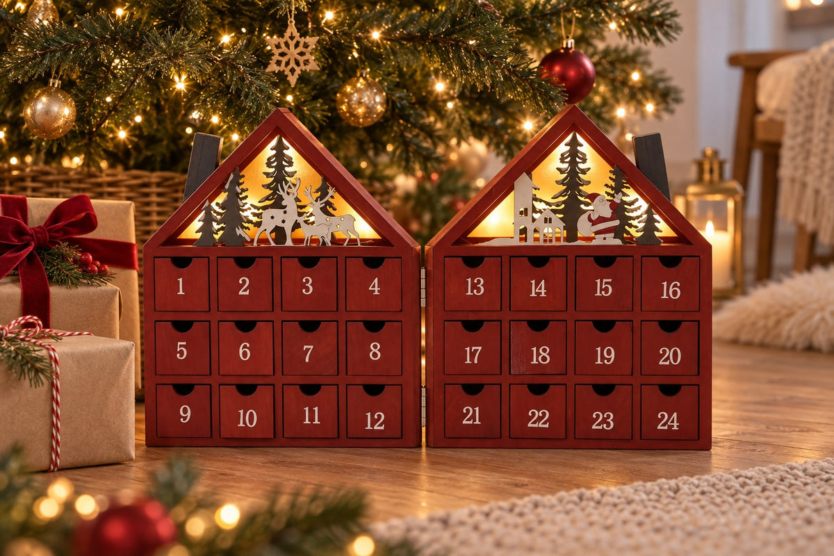 Rotes Doppelhaus mit leuchtenden Rentier- und Weihnachtsmann-Giebeln auf Wollteppich vor dem Christbaum
