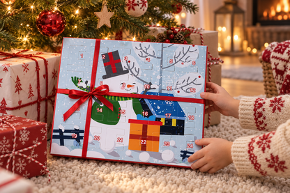 Kinderhände ziehen die Schneemann-Box mit roter Kordel über einen hellen Teppich