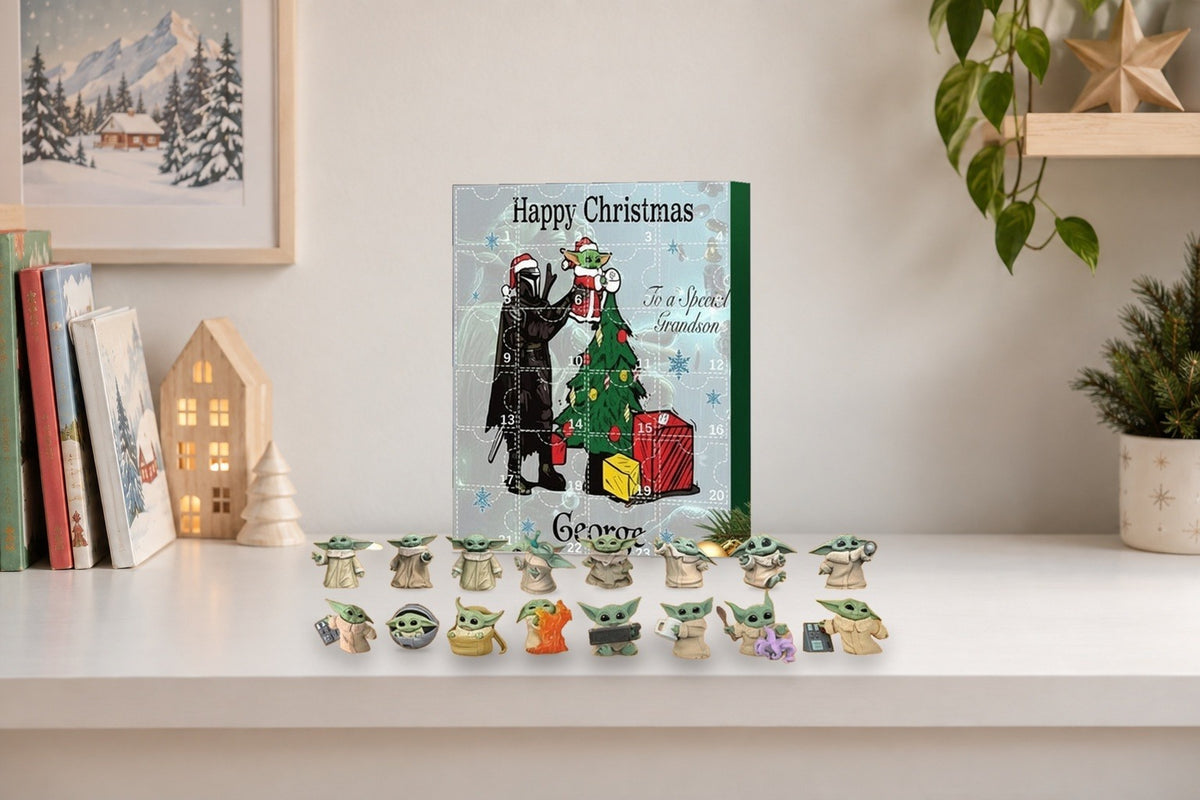 Grogu-Fans im Advent: Kalender mit Baby-Yoda-Figuren im Kinderzimmer-Regal neben Büchern