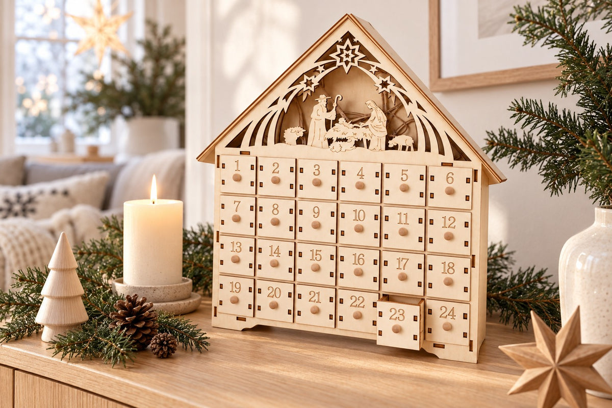 Holz-Adventskalender mit Krippe auf einem Sideboard neben Kerze, Holzbaum und Tannenzweigen
