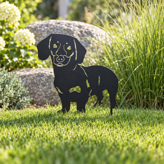 Hund Gartenstecker Dackel als schwarze Metall-Silhouette im Rasen vor einem Stein, wetterfeste Gartendeko