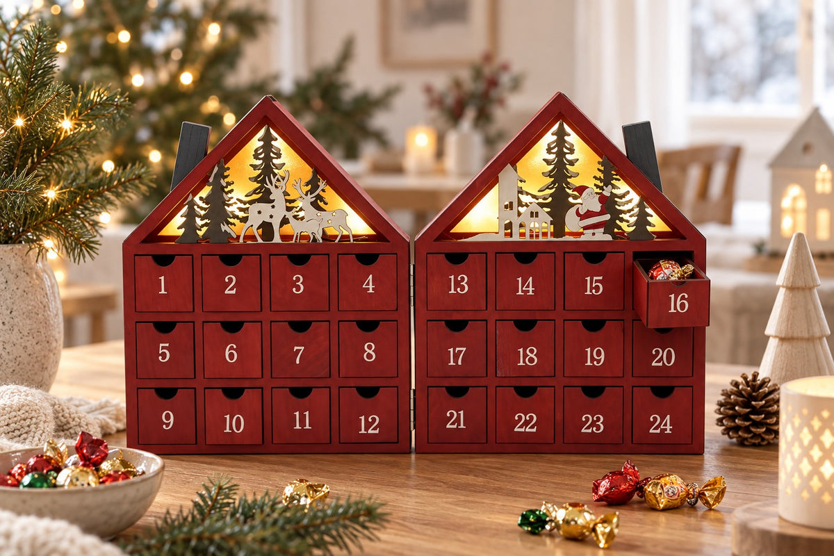 Doppelhaus-Adventskalender mit geöffneter Schublade 16, gefüllt mit Schokolade, auf dem Tisch