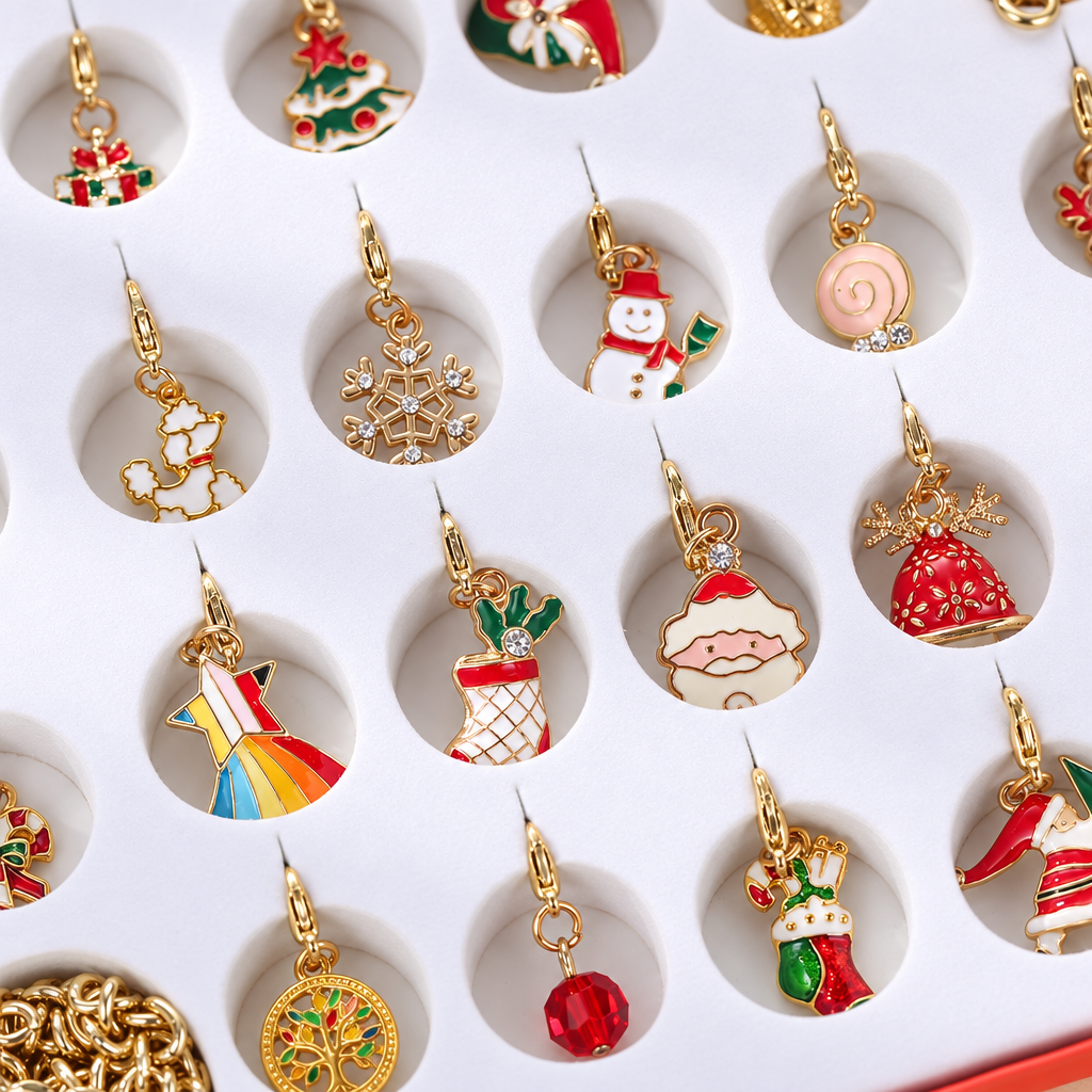 Runde Fächer mit Schneemann, Glitzer-Schneeflocke, Sternschnuppe, Nikolausmütze und Weihnachtsmann-Charm