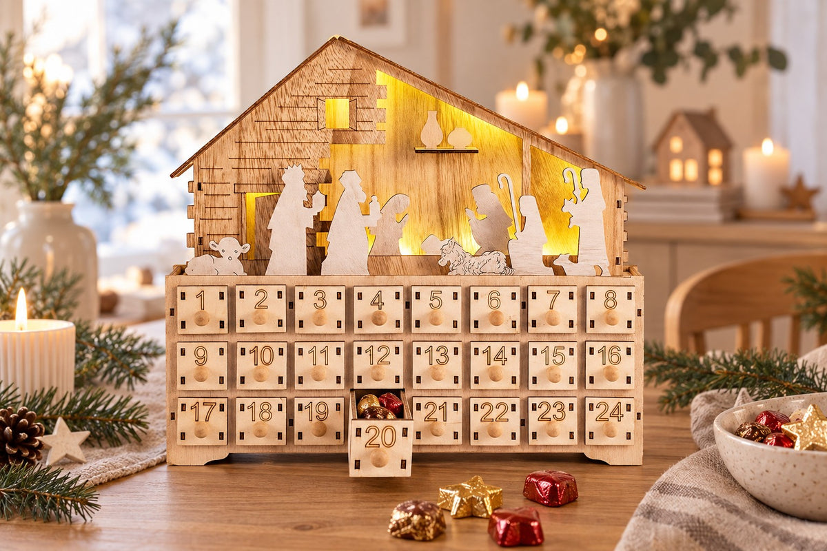 Holz-Adventskalender mit geöffneter Schublade 20, gefüllt mit Schokolade, Krippe leuchtet warmweiss