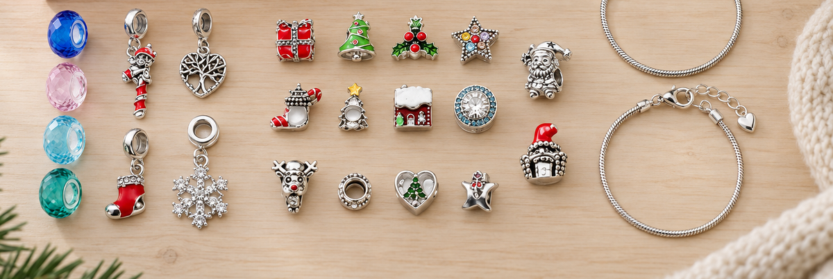 Alle Teile auf Holz ausgelegt: vier Kristallperlen, vier Anhänger, 14 Charm-Perlen und zwei Armbänder