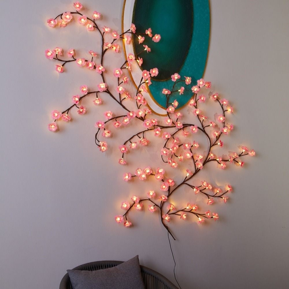 Kirschblüten Lichterkette rund um einen türkisen Spiegel gelegt