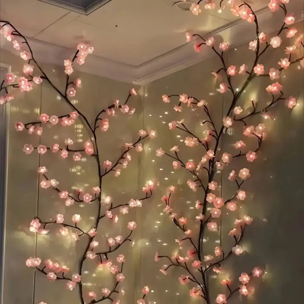 Kirschblüten Lichterkette wächst aus der Zimmerecke über zwei Wände