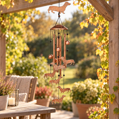 Klangspiel aus Metall mit Dackel-Figuren an der Pergola im Garten