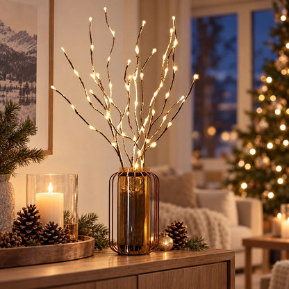 LED Zweige in Eichen-Optik in Gittervase auf Sideboard mit Kerze und Tannenzapfen, weihnachtliche LED-Leuchte