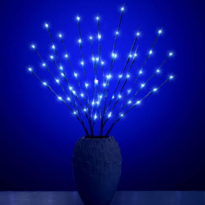 Dunkelbraune Leuchtzweige mit blauem Licht in einer dunklen Vase