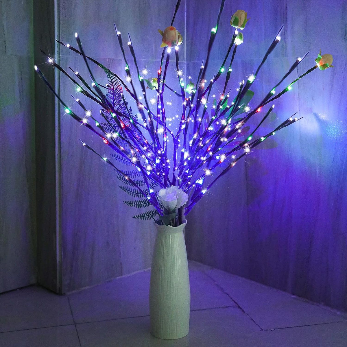 Dunkelbraune Leuchtzweige mit bunten LEDs als Strauss in der Vase