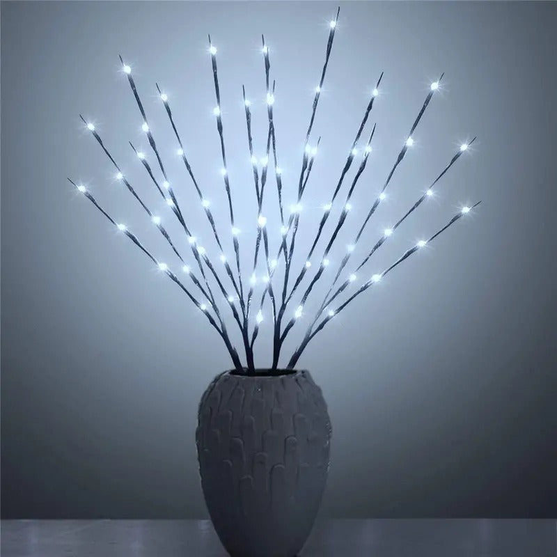 Dunkelbraune Leuchtzweige mit weissem Licht in einer grauen Vase