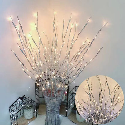 Silberne Leuchtzweige mit warmweissen LEDs in einer Glasvase