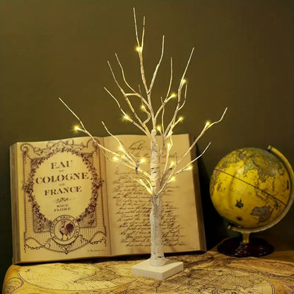 Beleuchteter Birkenbaum 60 cm zwischen alten Büchern und einem Globus